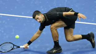 Trotz körperlicher Probleme: Djokovic in Runde zwei