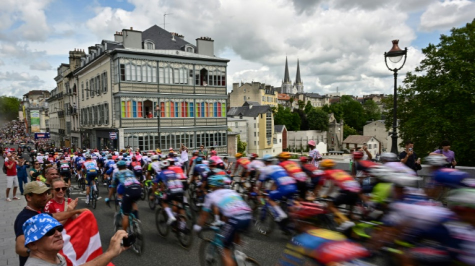 Tour de France: d&eacute;part de la cinqui&egrave;me &eacute;tape de Pau &agrave; Laruns, avec les premiers reliefs pyr&eacute;n&eacute;ens