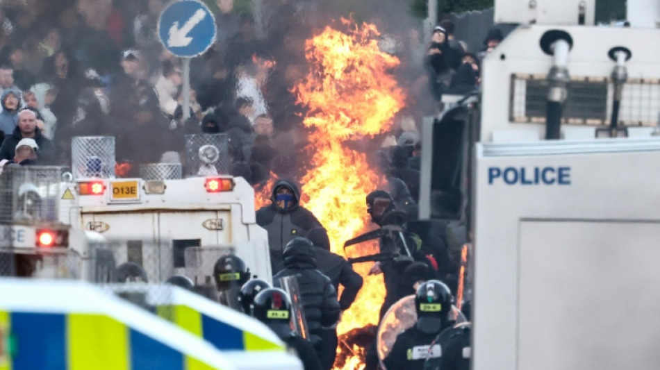 Governo brit&acirc;nico critica 'viol&ecirc;ncia racista' ap&oacute;s dist&uacute;rbios em Belfast