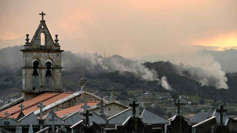 Muere un bombero que combatía el fuego en España, ascienden a 4 los fallecidos en la ola de incendios