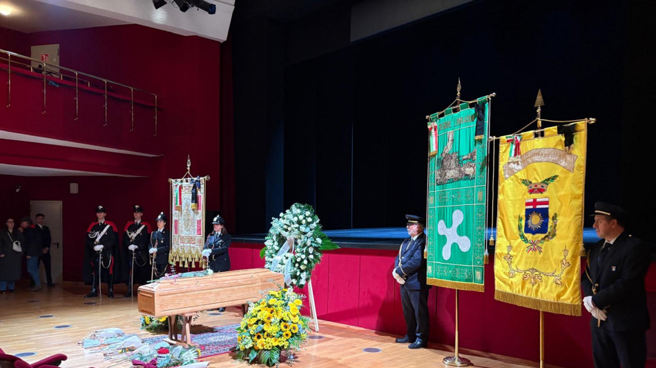 Alla camera ardente di Ornella Vanoni la sua musica in loop