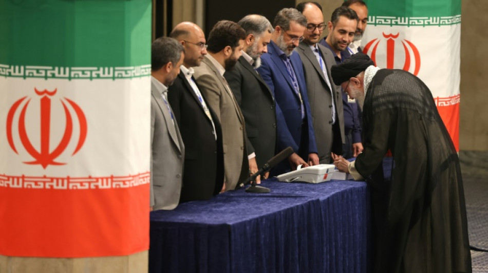 Un reformista y un ultraconservador lideran las presidenciales en Ir&aacute;n, seg&uacute;n resultados parciales