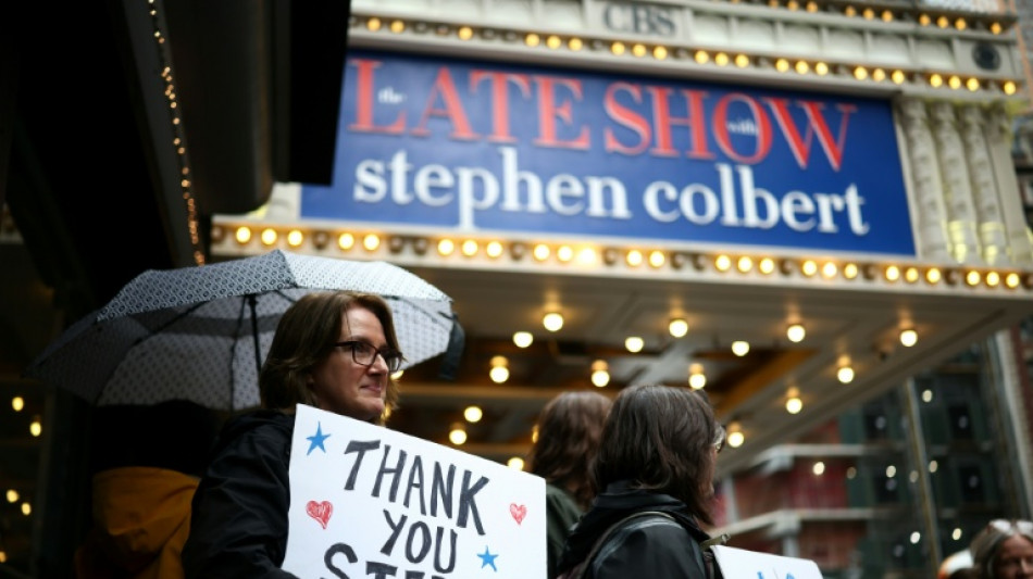 El "Late Show" de Stephen Colbert baja el tel&oacute;n tras sus tensiones con Trump