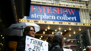 El "Late Show" de Stephen Colbert baja el tel&oacute;n tras sus tensiones con Trump