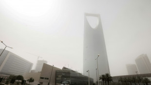 Una tormenta de arena envuelve la capital de Arabia Saudita en una neblina gris