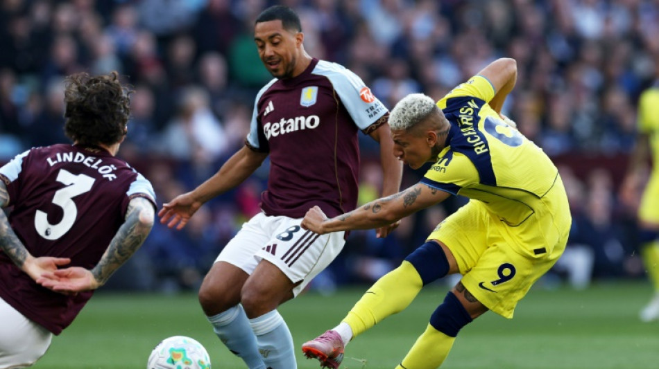 Tottenham vence na visita ao Aston Villa (2-1) e sai da zona de rebaixamento