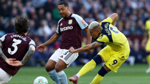Tottenham vence na visita ao Aston Villa (2-1) e sai da zona de rebaixamento