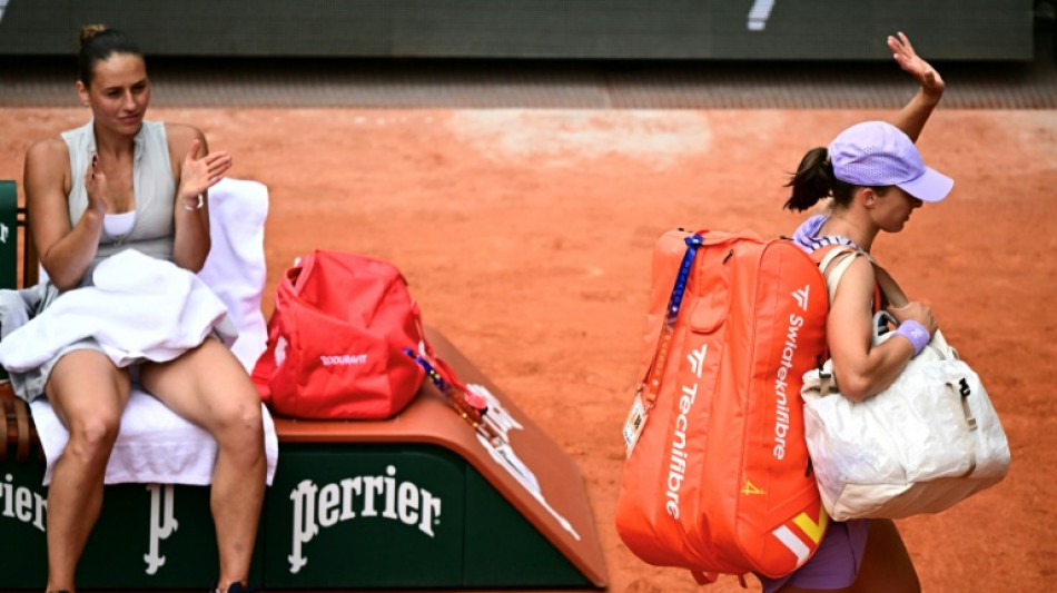 Swiatek exits French Open, Zverev eases into quarters