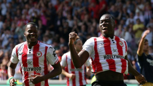 West Ham defeat gives Spurs hope, Arsenal face Fulham test