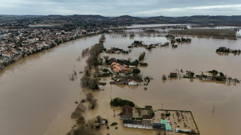 "Crue g&eacute;n&eacute;ralis&eacute;e" d&eacute;passant les records en France, nouvelles &eacute;vacuations sur la Garonne