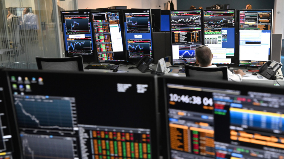 Borsa: Milano migliora con le banche, gi&ugrave; Iveco