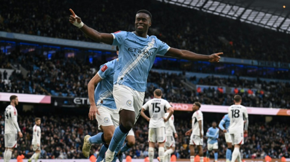 Newcastle oust 10-man Villa from FA Cup, Man City beat Beckham's Salford