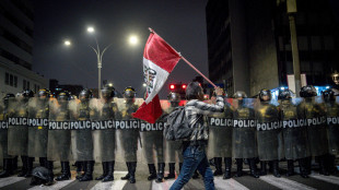 Per&ugrave;: manifestazione di protesta a Lima, 75 feriti