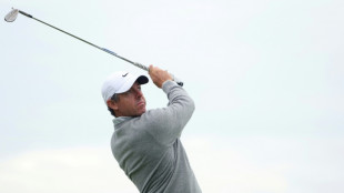 McIlroy grabs early lead at fog-hit US Open