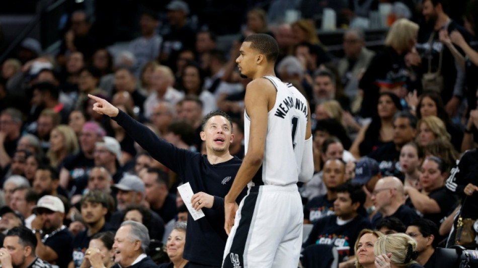 Play-offs NBA: Mitch Johnson, le jeune "maestro" qui guide Wembanyama et les Spurs