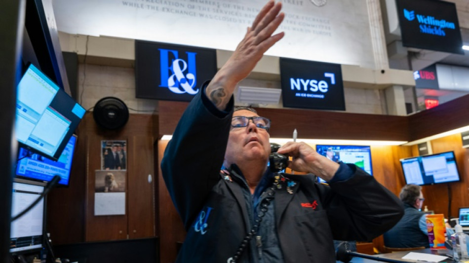 Wall Street ouvre en l&eacute;g&egrave;re baisse en attendant l'inflation et la Fed