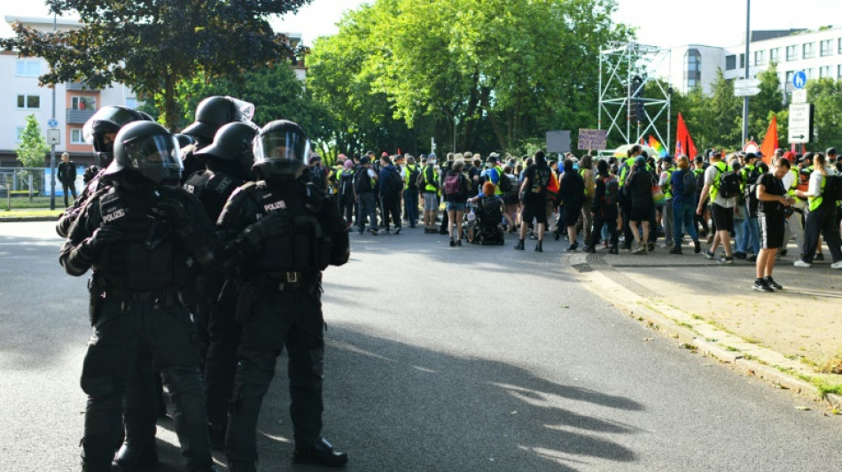 Proteste gegen Parteitag: AfD-Politiker bei&szlig;t offenbar Demonstranten ins Bein