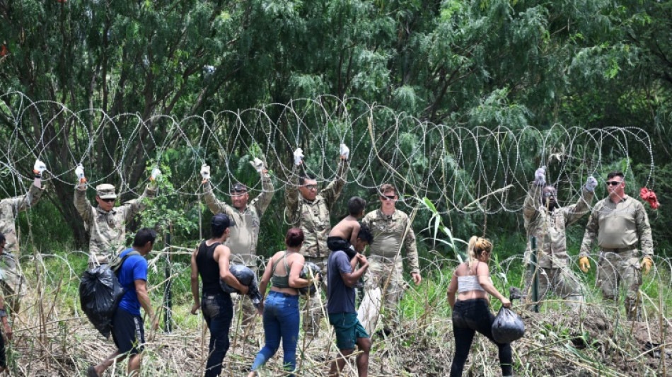Juez bloquea liberaci&oacute;n condicional de migrantes en frontera de EEUU
