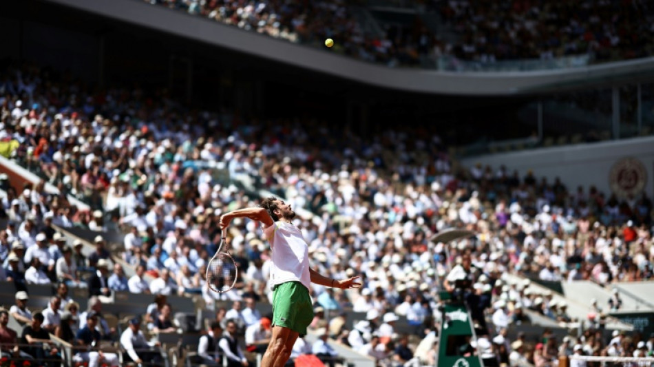 Roland-Garros: Medvedev tombe de tr&egrave;s haut, folle nuit parisienne pour Monfils