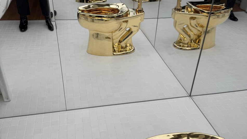 Museo delle stranezze compra il wc d'oro di Cattelan