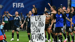 Argentiniens Spieler feiern WM-Sieg &uuml;ber England mit Falkland-Botschaft