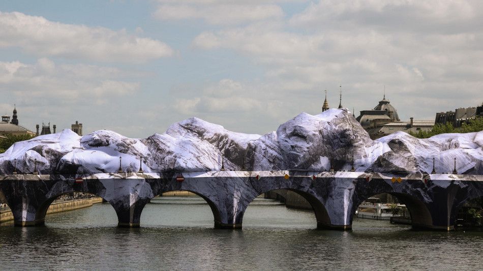 Il Pont Neuf trasformato in una grotta gonfiabile