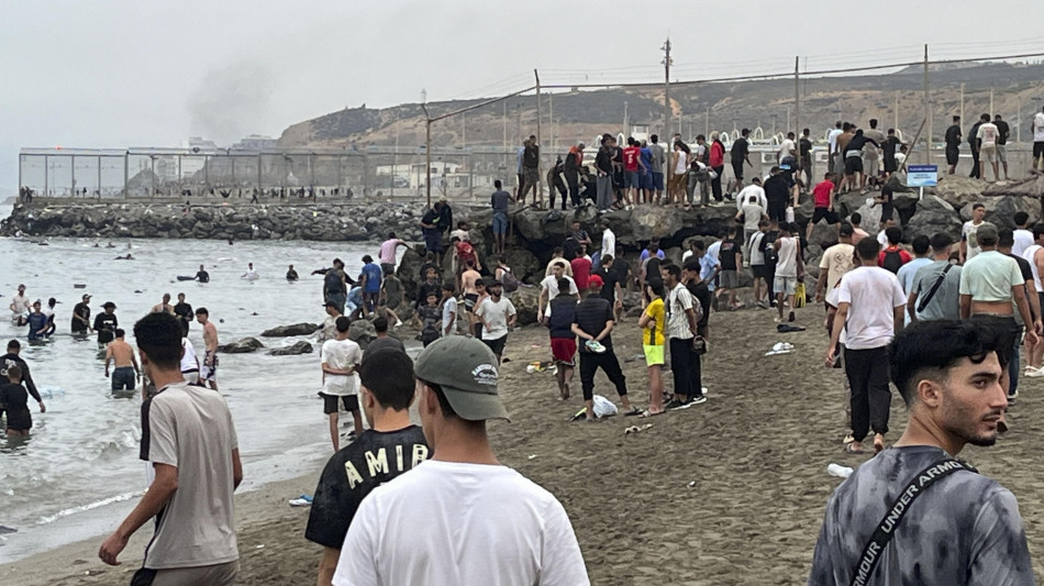 Salgono a 67 i migranti morti tentando di arrivare a nuoto a Ceuta