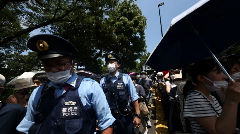 Homem faz v&aacute;rios ref&eacute;ns em ag&ecirc;ncia dos correios do Jap&atilde;o