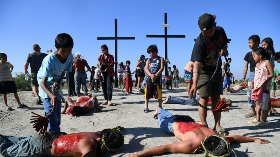 Filipinos comparecem em massa &agrave; prociss&atilde;o de Sexta-feira Santa, apesar de alta do combust&iacute;vel