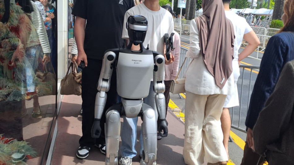 La star di Cannes? Un robot umanoide a passeggio per la Croisette
