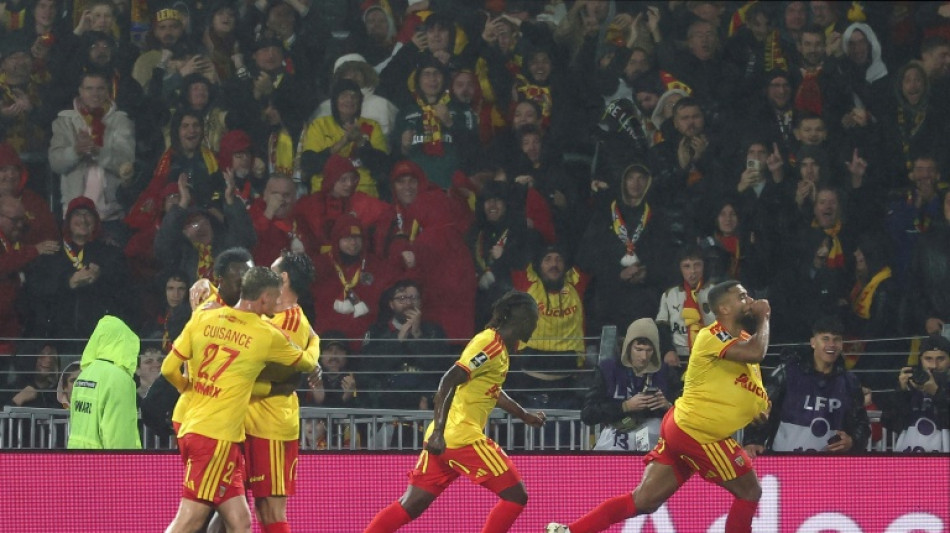 Lens vence por 2 a 1 e tira lideran&ccedil;a do Lyon