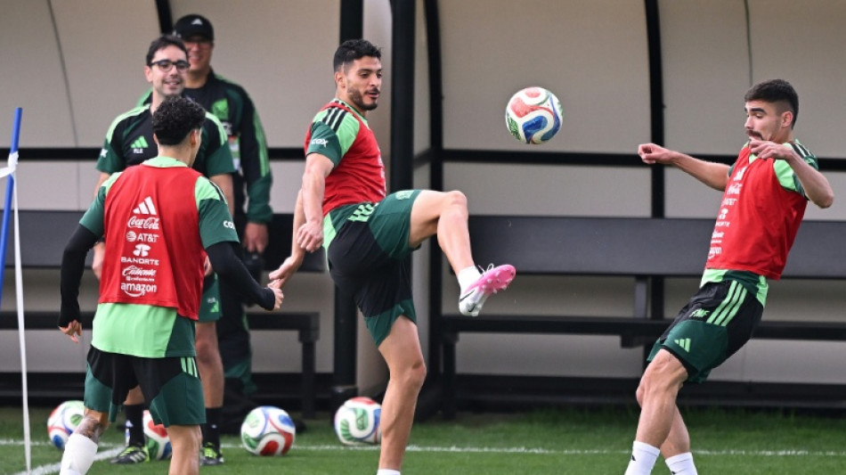 Mexico, Korea eye World Cup knockout berths
