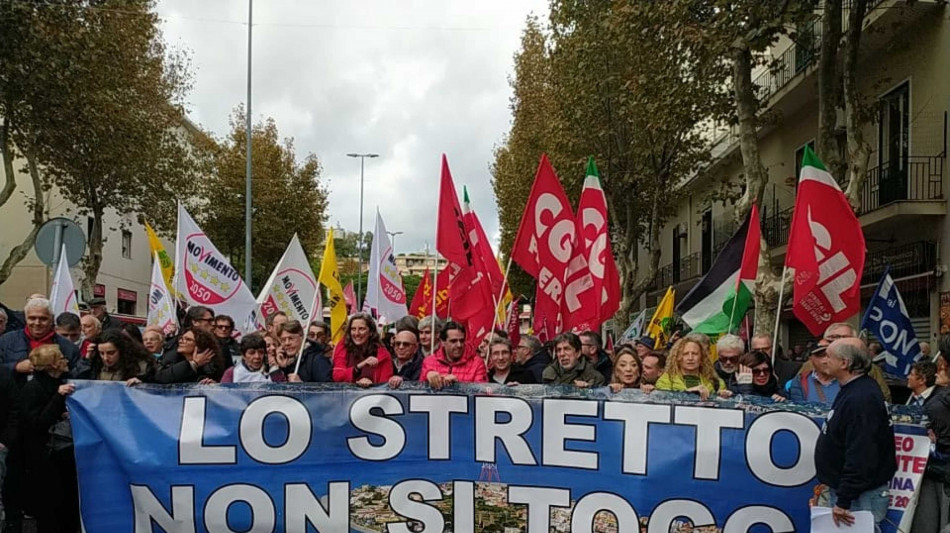 Migliaia di persone al corteo no ponte a Messina
