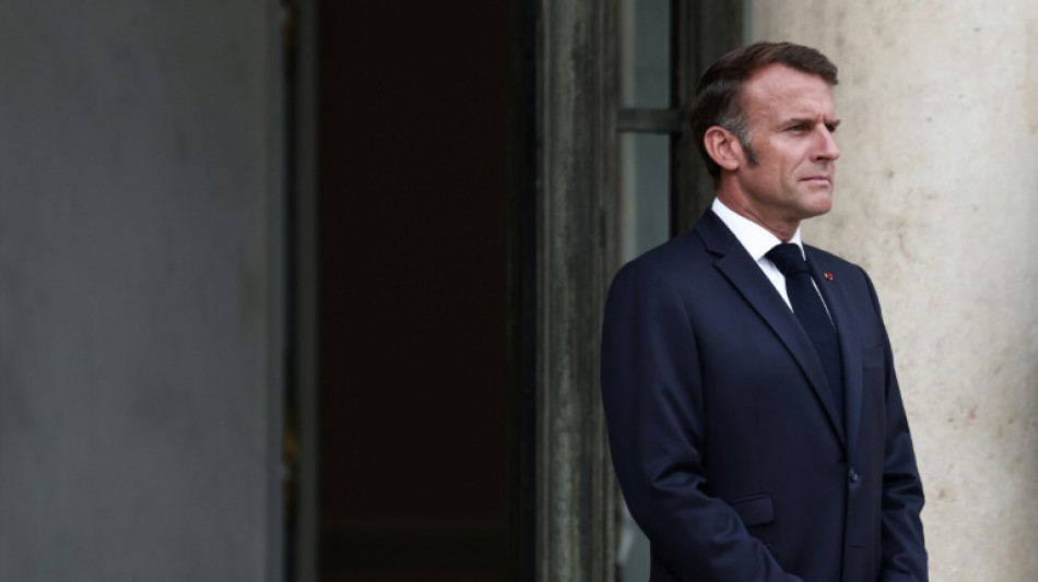 Presidente francês expressa apoio a primeiro-ministro ante moção que pode derrubar governo