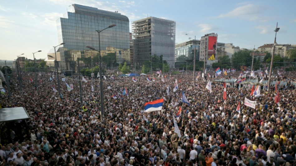 Des dizaines de milliers de manifestants &agrave; Belgrade demandent des &eacute;lections