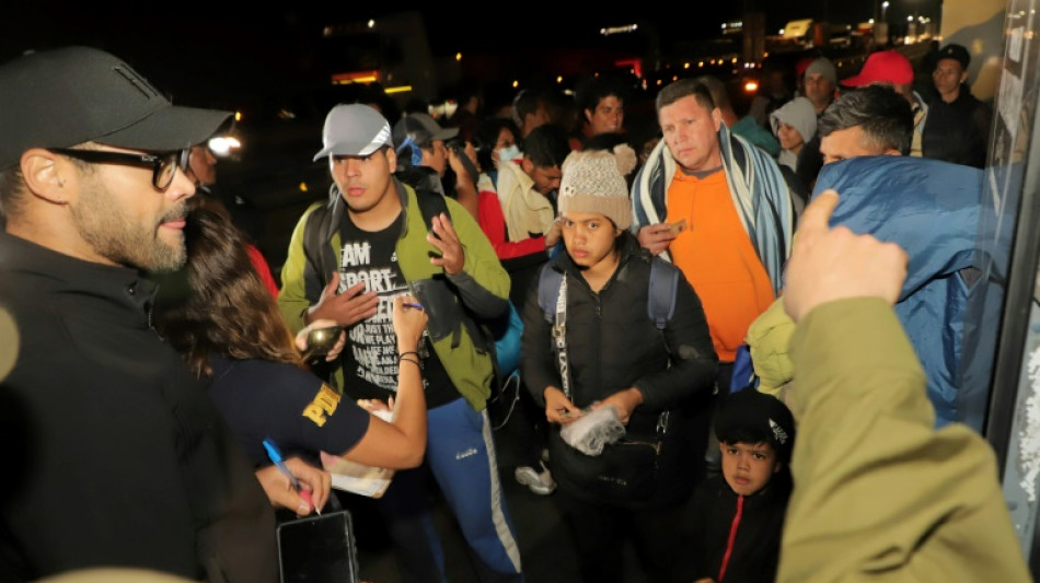 Avi&atilde;o com migrantes bloqueados na fronteira Chile-Peru segue para a Venezuela 
