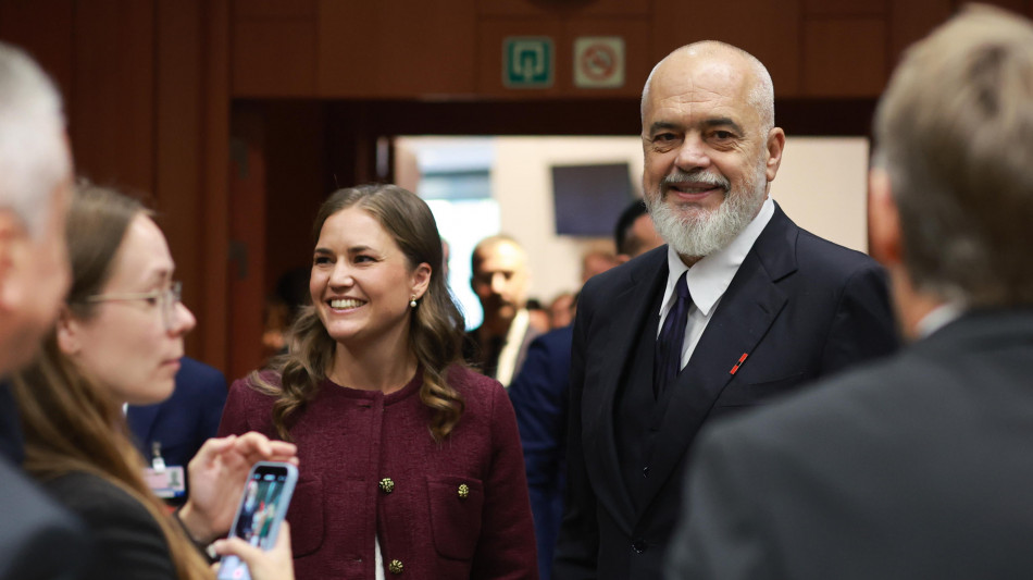 In Albania Rama ottiene la fiducia tra caos in aula