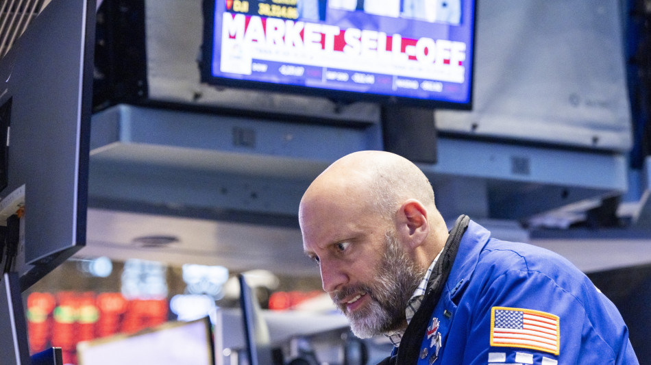 Trump minimizza il crollo in Borsa: dazi sono 'cura necessaria'