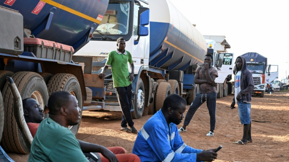 Carburant de "sang": ces chauffeurs routiers qui d&eacute;fient la mort pour ravitailler Bamako 