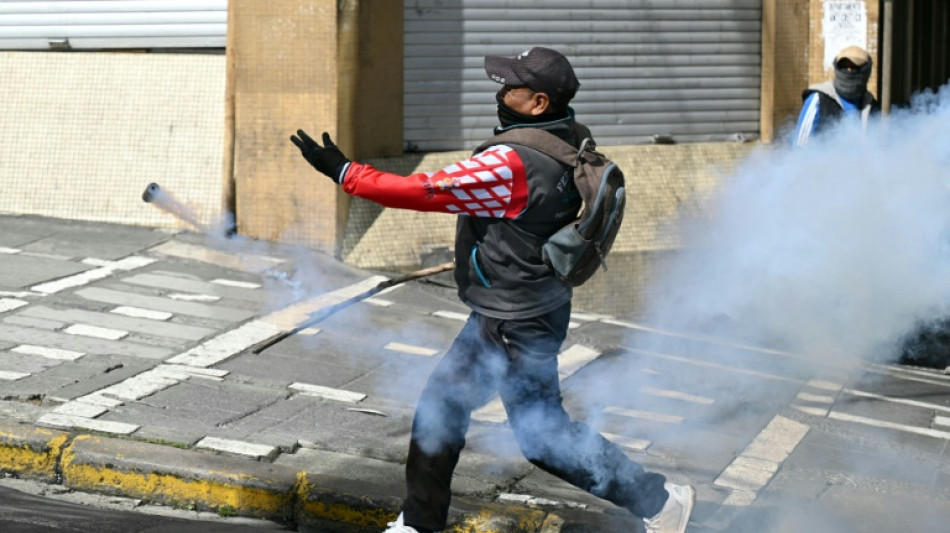 Nuevos choques en las protestas en Bolivia pese a que el presidente recorta su salario