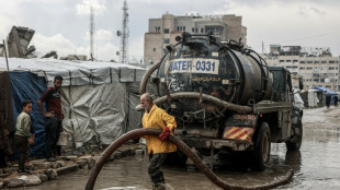 Empapados y desplazados, los gazat&iacute;es se preparan para un invierno bajo las carpas