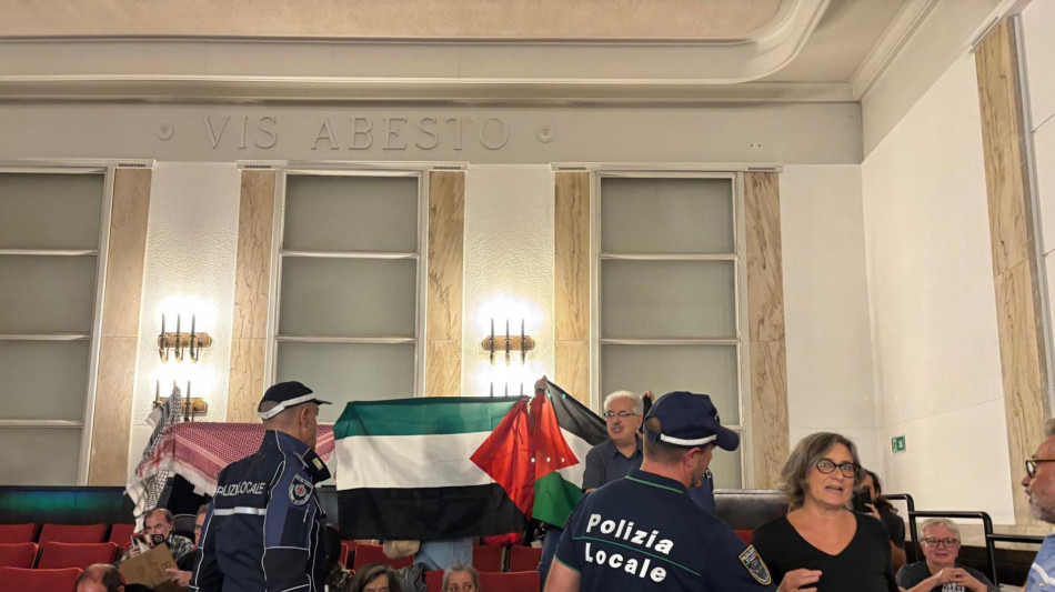Protesta Pro Pal interrompe Consiglio comunale Milano