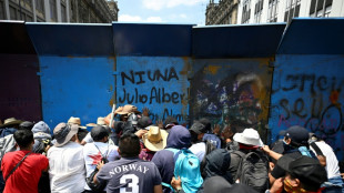 M&eacute;xico protege con gases su 'fan fest' mundialista de una protesta de maestros