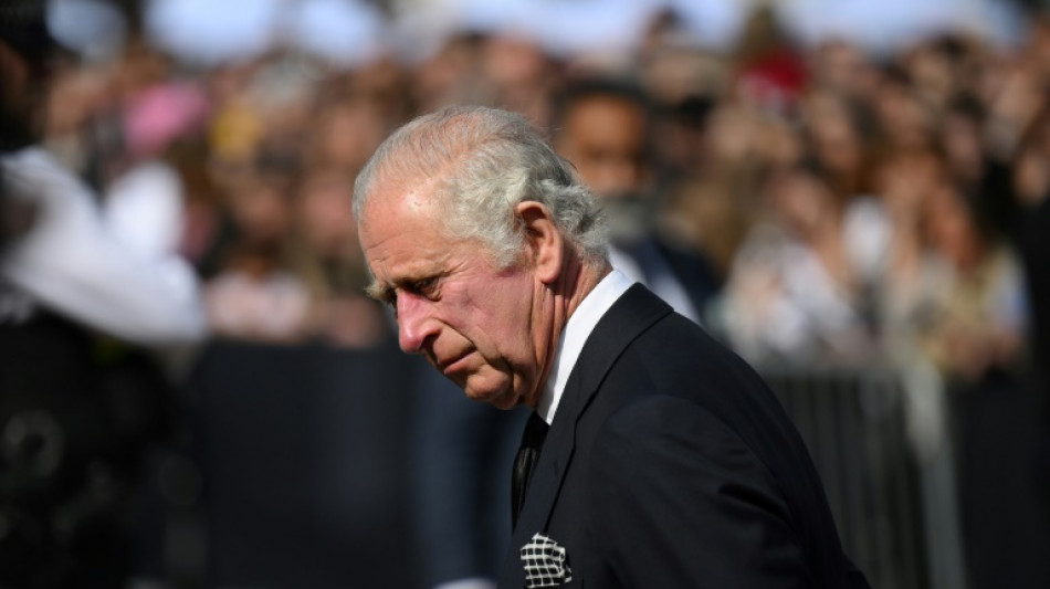 Charles III ovationn&eacute; &agrave; son arriv&eacute;e &agrave; Buckingham Palace, deuil national en m&eacute;moire de la reine