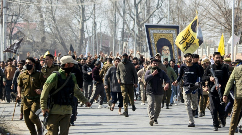 Zusammenst&ouml;&szlig;e mit indischer Polizei bei Protesten gegen T&ouml;tung Chameneis in Kaschmir