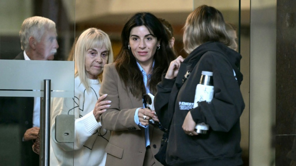 Filha de Maradona diz que 'havia um plano' para controlar seu pai, que 'fugiu das m&atilde;os'
