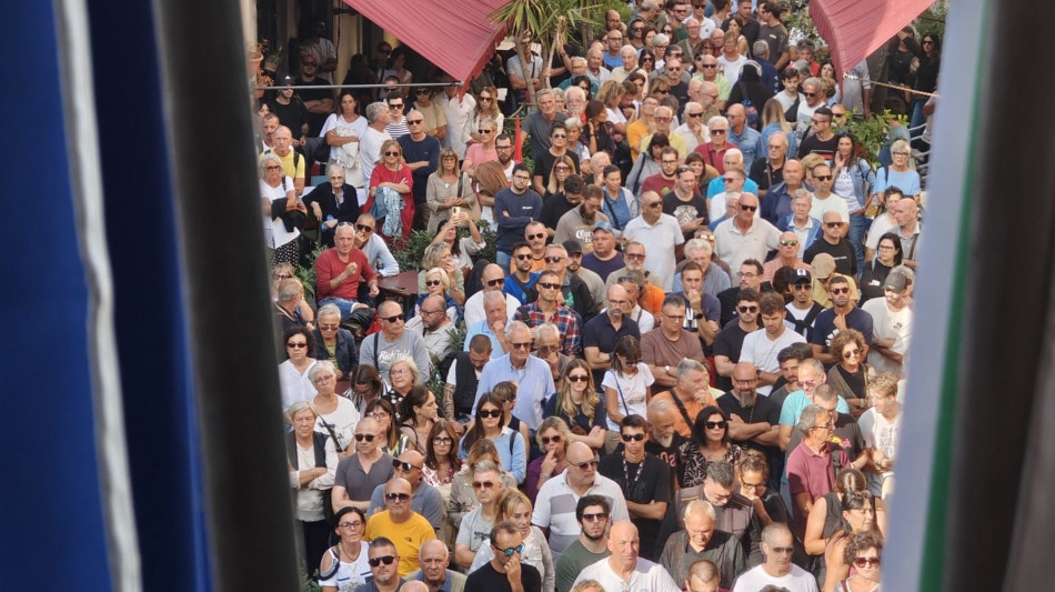 Oltre mille in piazza a Piombino sfilano con gli operai Magona