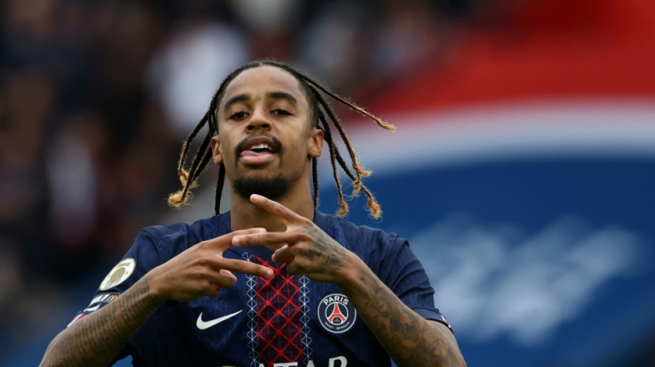Ligue 1: le PSG domine Lens grâce à Barcola mais perd "Kvara"