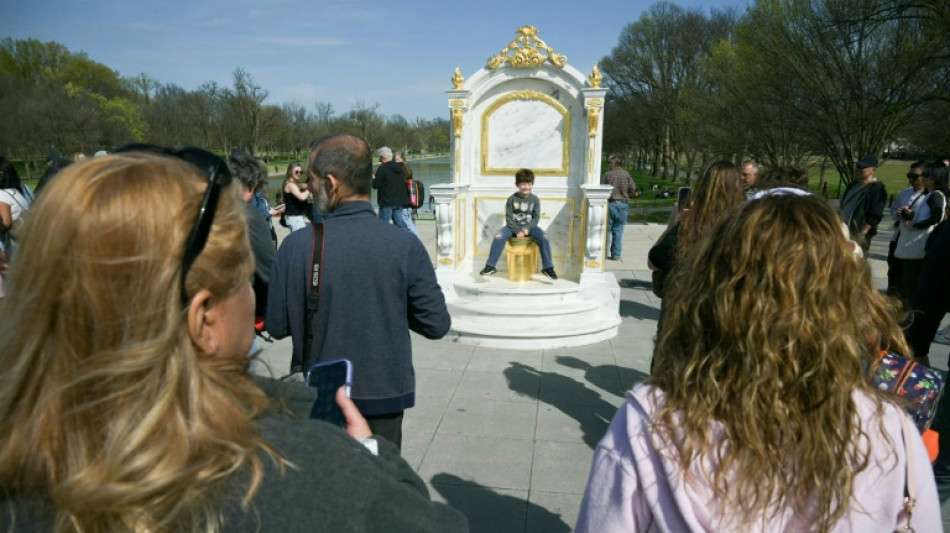 Vaso sanit&aacute;rio dourado &eacute; instalado em Washington para ironizar Trump