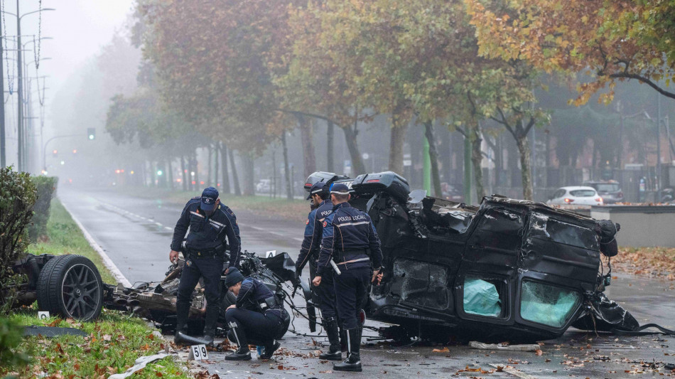 Suv contro auto a Milano, morto il 20enne